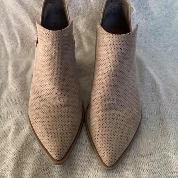Beige pointed slip on booties - Picture 2 of 5